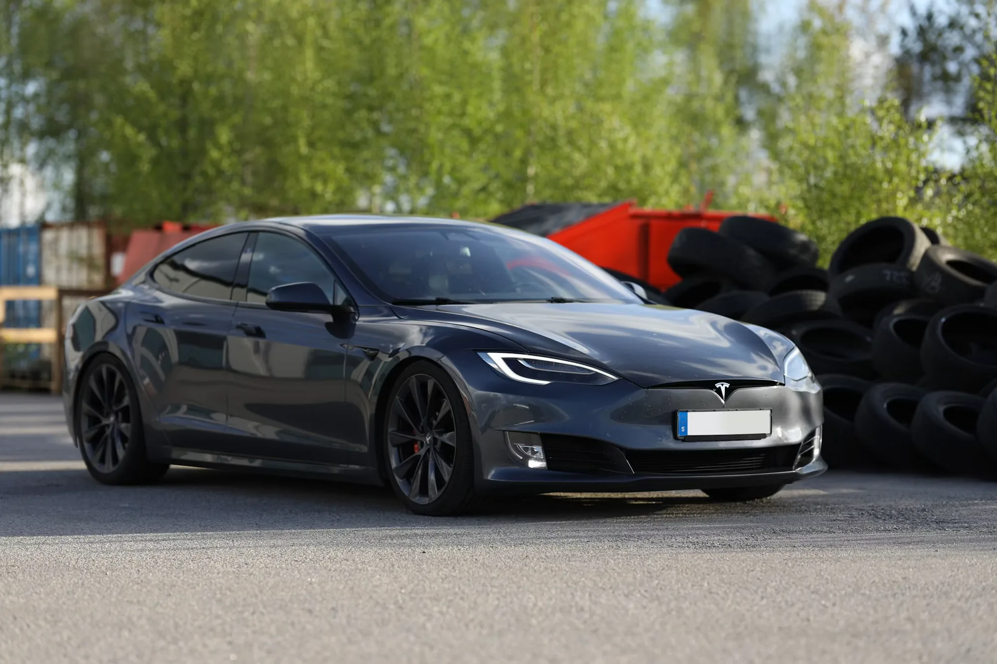 Sötétszürke Tesla Model S